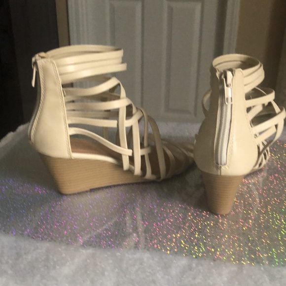 Shoes - Womens cream size 8.5 shoes in good used condition